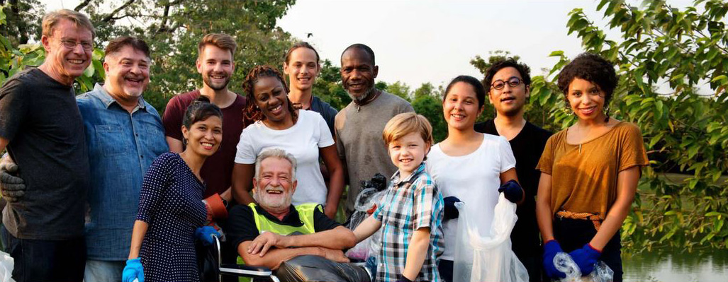 Gruppe von Ehrenamtlichen die in die Kammera schauen